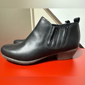 Clarks Artisan collection ankle dress boots, Sz 7.5, black, new without box.